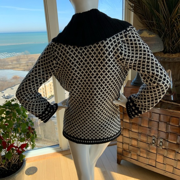 Cache’ sweater - Picture 2 of 3